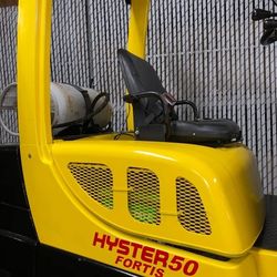 Well Maintained Hyster forklift 
Last model 
5,500 lb 