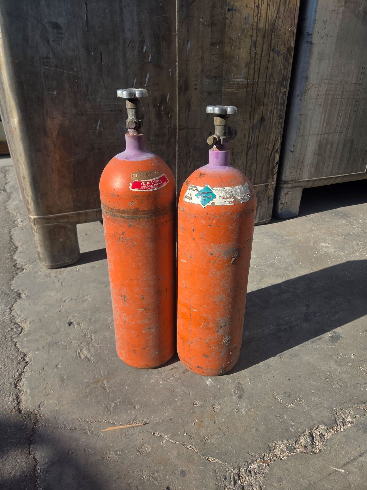Empty nitrogen tanks 100e obo