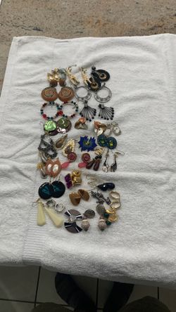 35 pairs !  Colorful earrings
