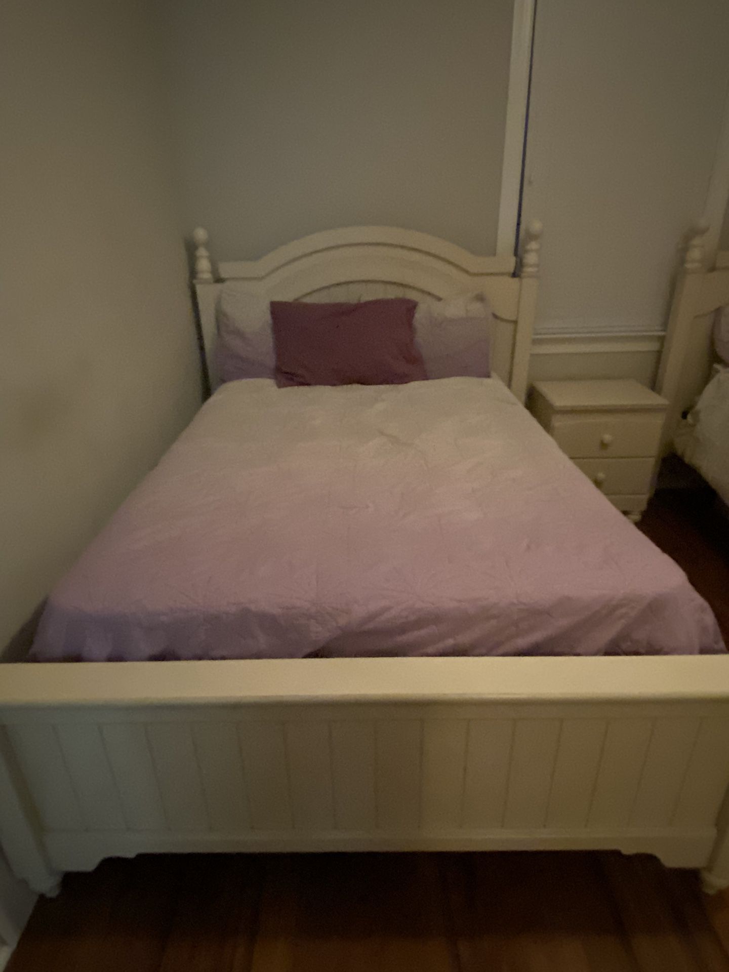 •3 piece Full bed set (Bed/Mattress, Nightstand and dresser) 