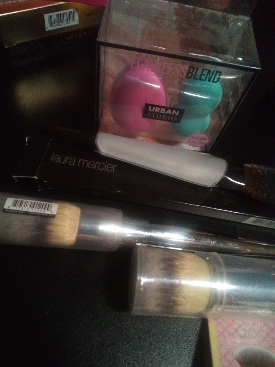 2 It cosmetic brushes, 1 cheek Laura Mercier brush + 1 pack of free foundation and concealer sponges