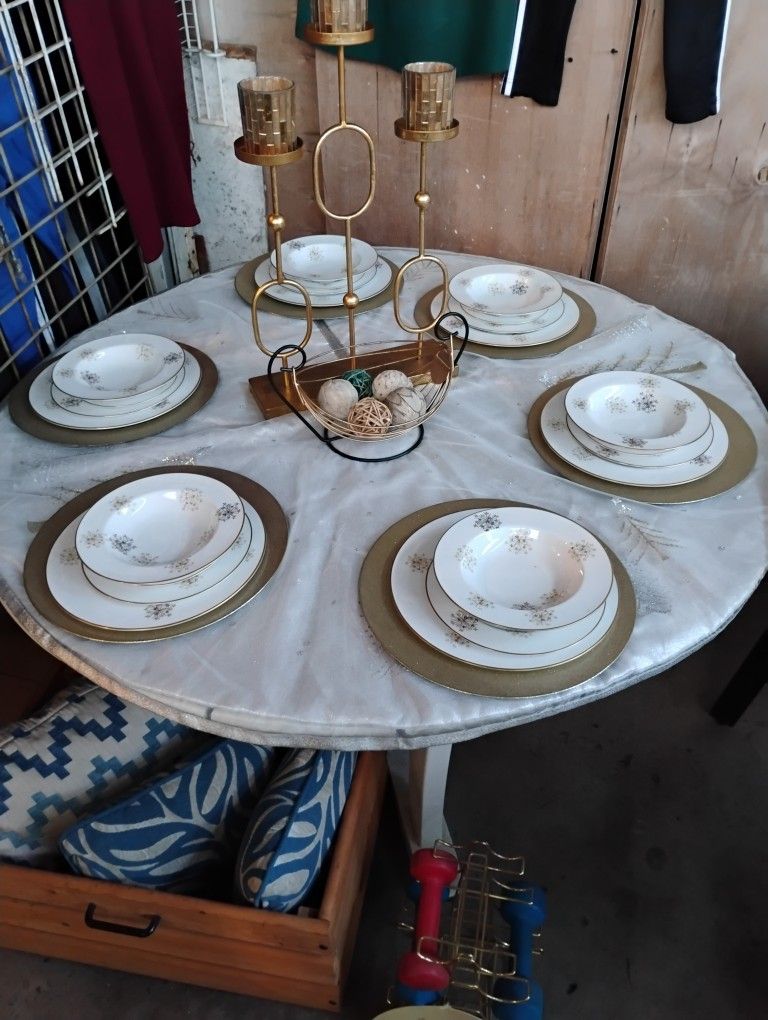 30 Pieces And Decoration Included