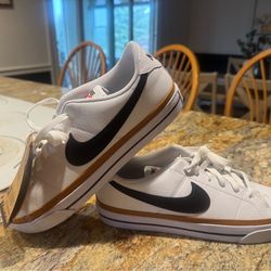 NWT Nike Court Legacy Mens