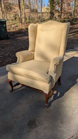Wingback chair traditional vintage with headrest in perfect condition, hardly used Moving sale