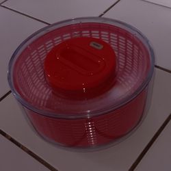 Zyliss easy spin salad spinner to wash lettuce, greens and produce $15 FIRM