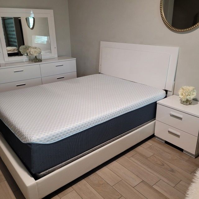 Beautiful White Queen Size Bedroom Set. Used, in good condition. 

