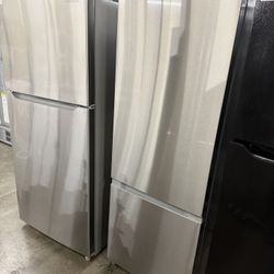 Insignia NS-RBM11SS2 11.5 Cu. Ft. Bottom Mount Refrigerator