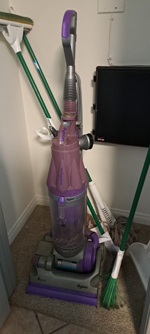 DYSON -ANIMAL VACUM CLEANER