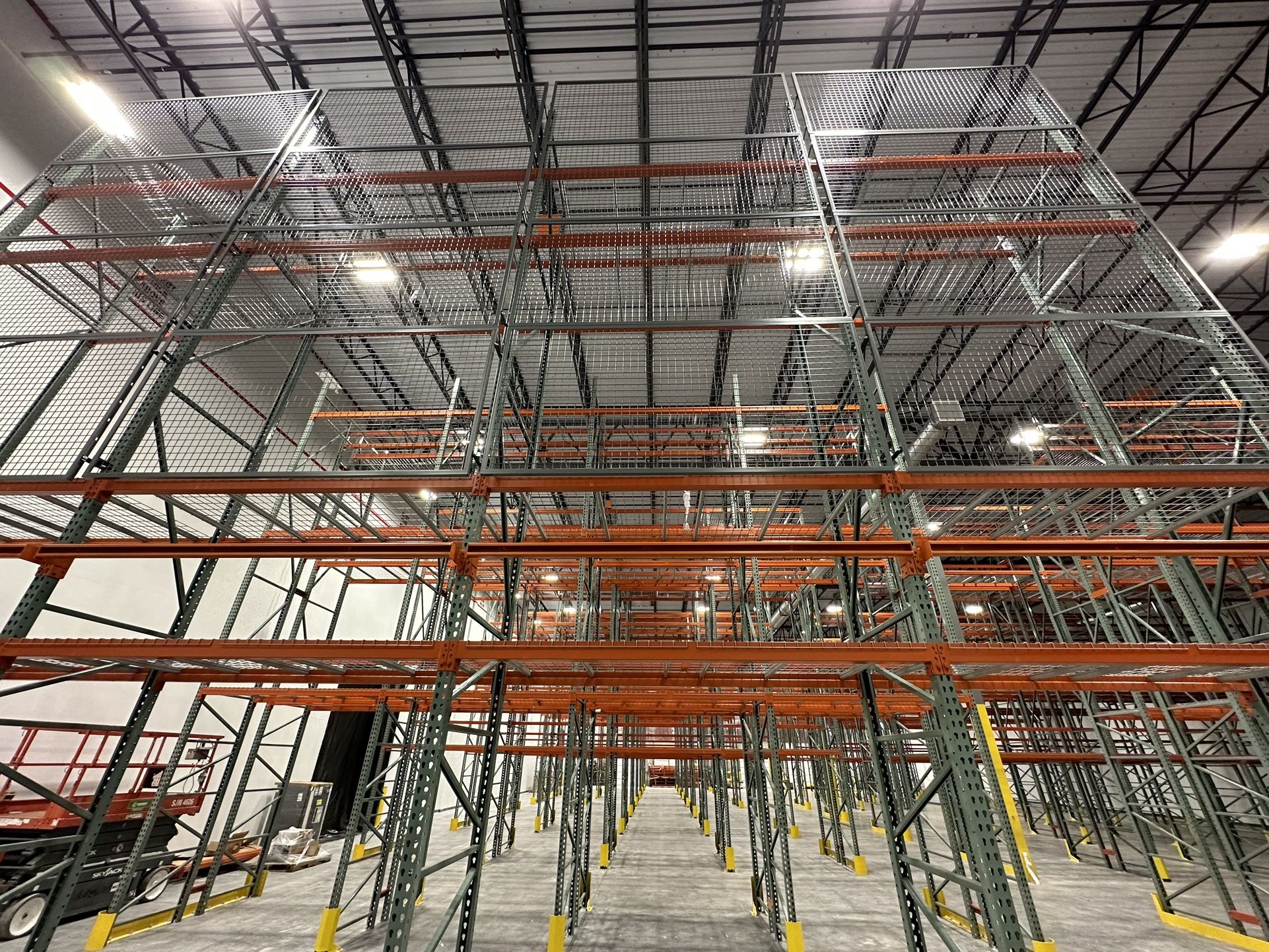 Industrial Pallet Racks Shelving Wire Mesh Decking Uprights Beams Pallet Racking Forklifts