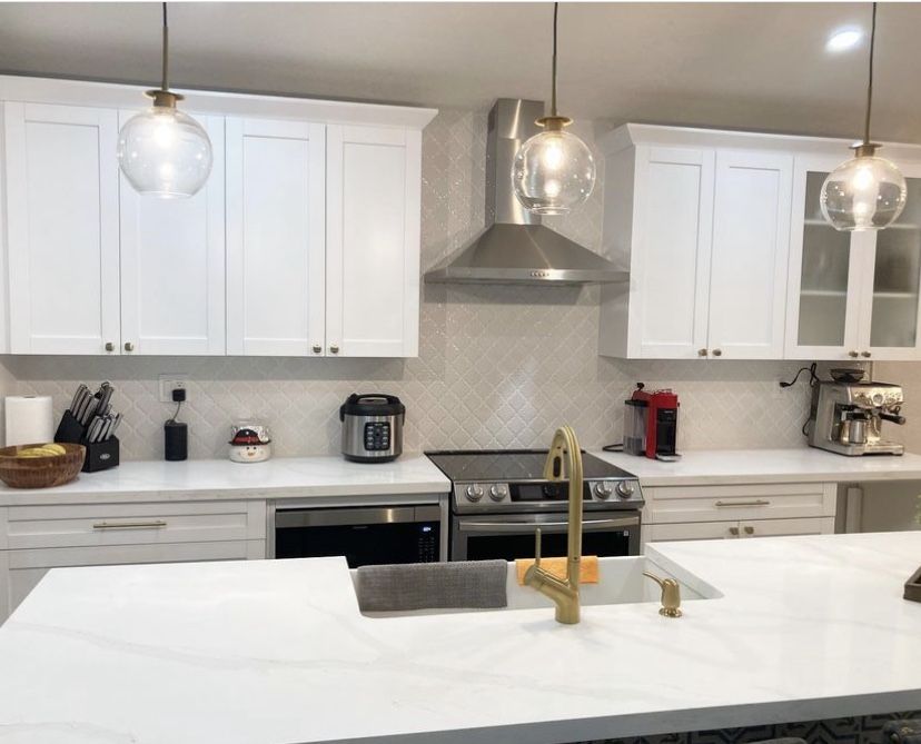 Complete Kitchen. Wood Cabinets. Quartz-Granite Countertops
