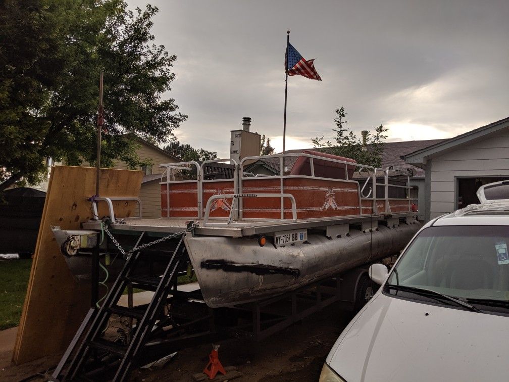 20-ft pontoon boat 90 HP Evinrude