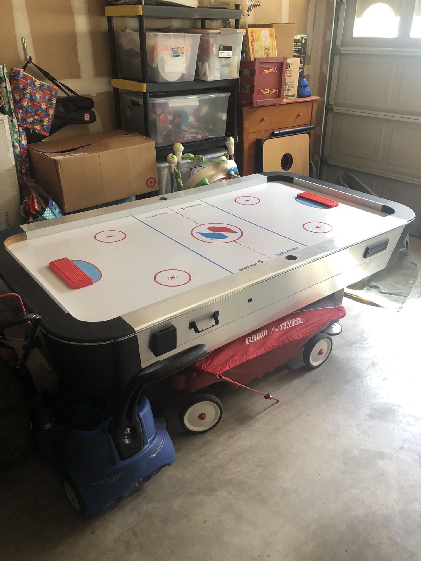 Air hockey table