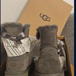 Ugg Womens Mini Bailey Bow li Boot (Size 9)