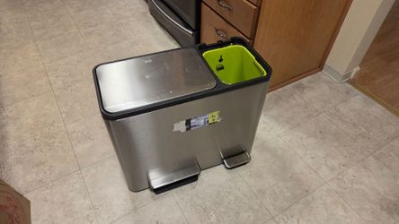 Free garbage and recycle bins