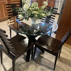 Table With 4 Chairs and Clear glass top 