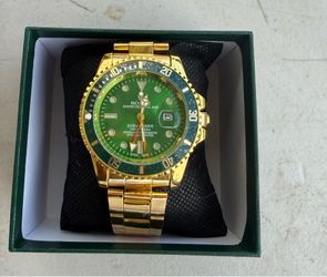 Deluxe watches comes with little box and pillow