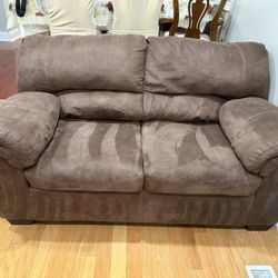 Signature Design By Ashley Benton Loveseat