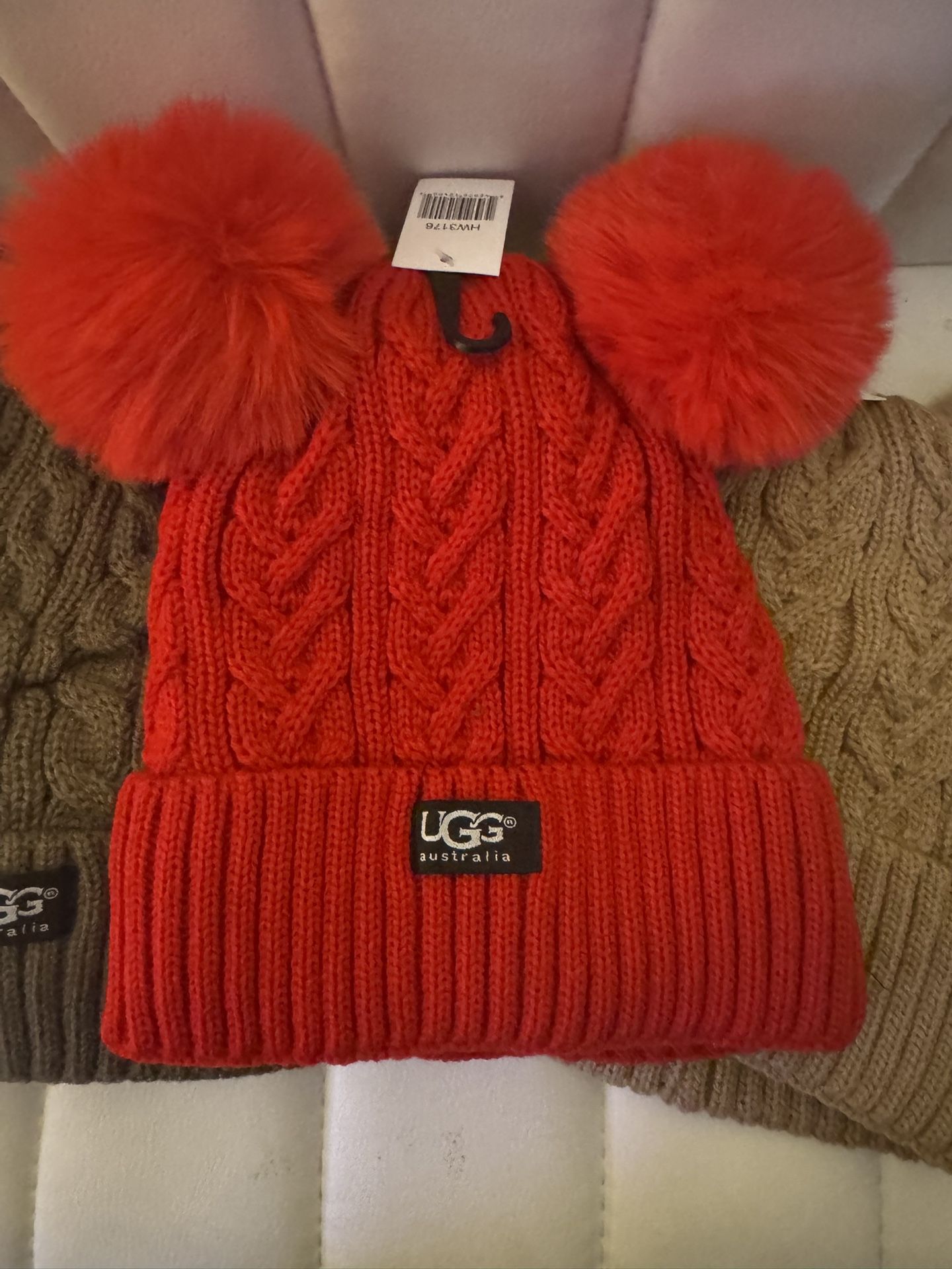 Beautiful and warm UGG Beanie doble pompón