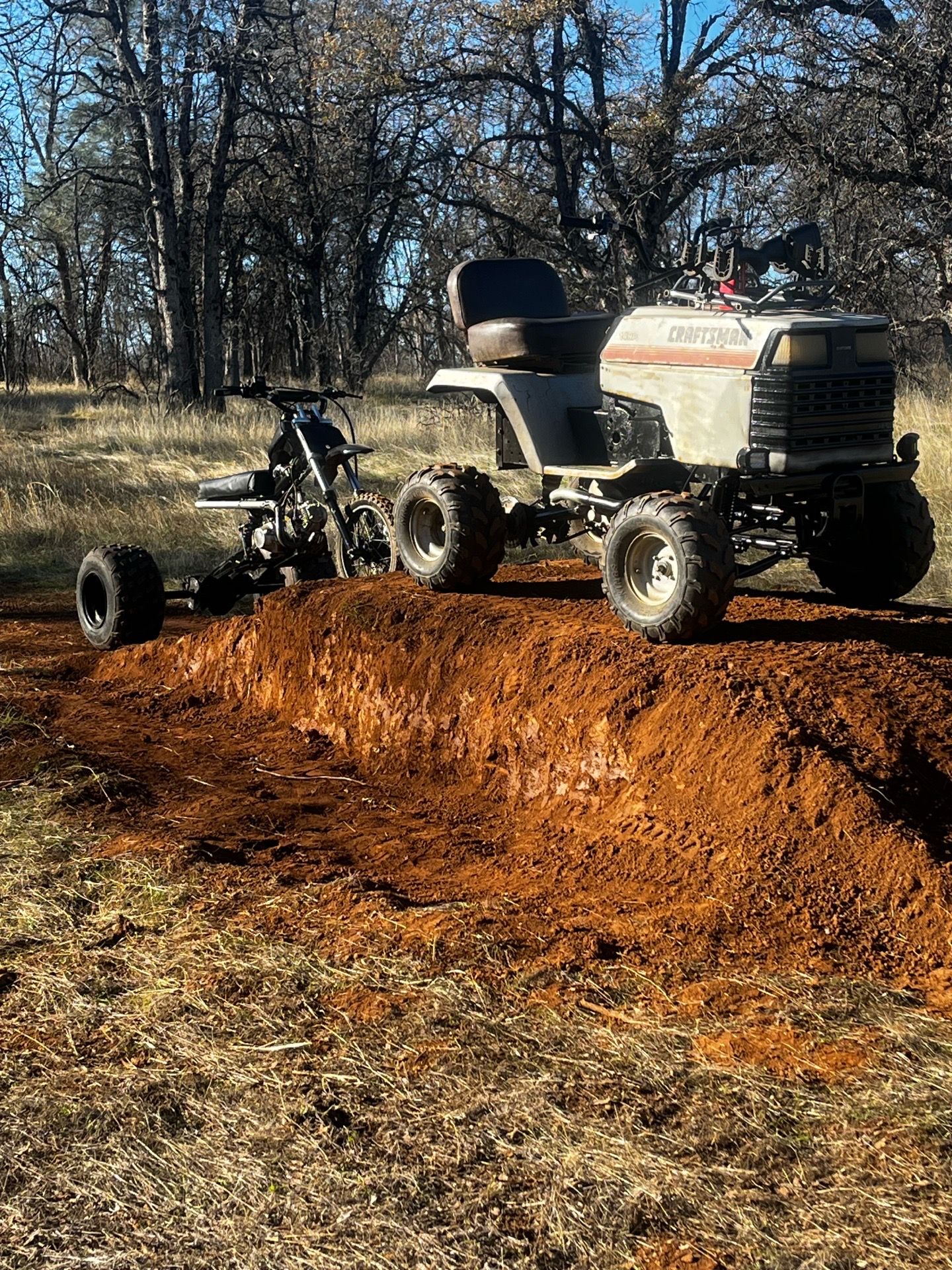 Riding lawnmower with a 250 cc engine with reverse Riding lawnmower with the 250 cc engine with reverse