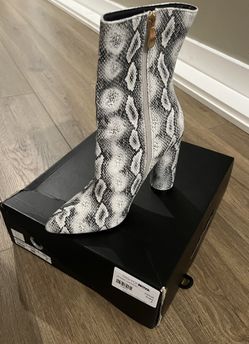 Fashion Nova Boot Size 8