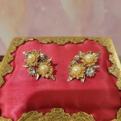 Goldtone Silvertone Flower Faux Pearls and Clear Rhinestones Clip-on Earrings F11