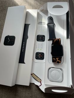 Apple Watch  Series 6 With Cellar Phone Access/ GPS Size 44mm -No trade  cash only used like new nothing’s wrong with it works - semi new + 2 extra ba