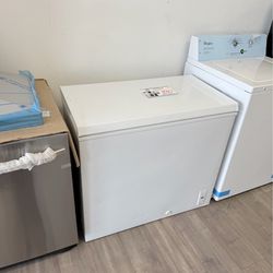 SMALL CHEST FREEZER/DEEP FREEZER
