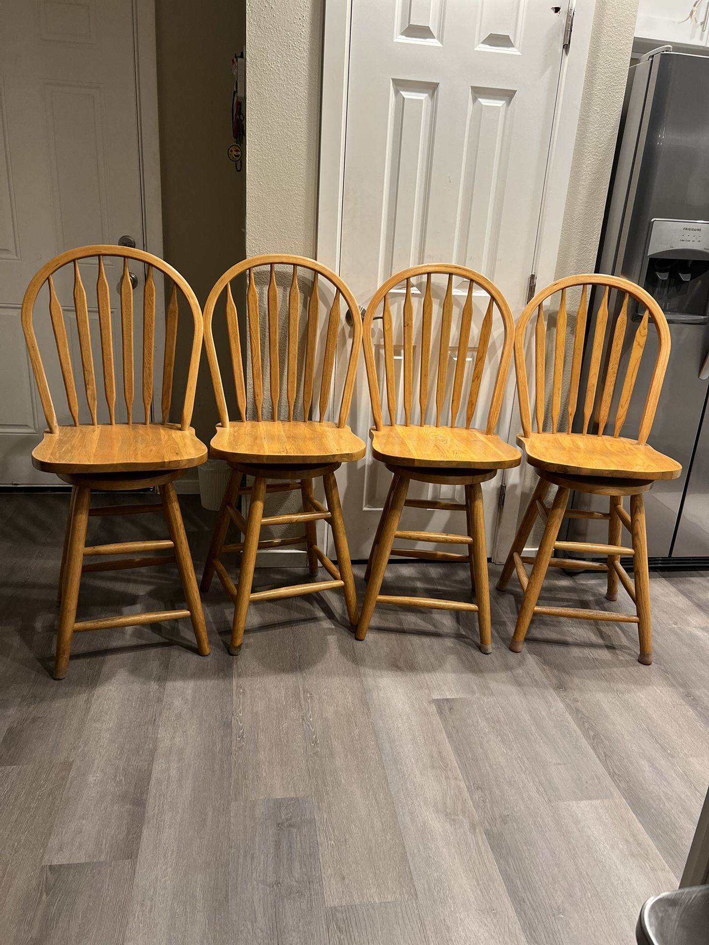 4. barstool. Kitchen  excellent condition