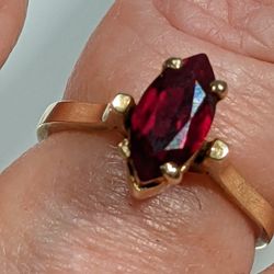 10K MARQUIS RUBY RING SZ 6