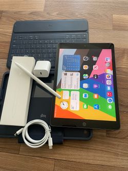 Apple iPad 8th Generation 32GB (Latest iOS 26) Logitech Keyboard case , Pencil & charger