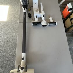 Cordless Vacuum w attachments