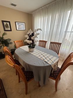 Dinner table / 6 chairs