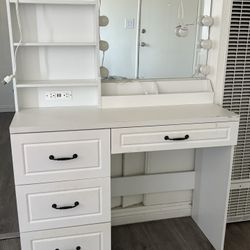 Makeup vanity