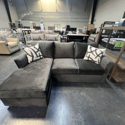 CLEARANCE: 2pc Sectional w/ Reversible Chaise 