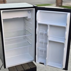 IGLOO (BRAND) 3.2 CUBIC FOOT MINI FRIDGE With Freezer Compartment 