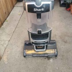 Shark Lift Away Navigator Vacuum Cleaner, Used Very Little 