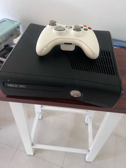 XBOX 360 S and 1 controller