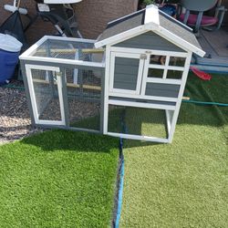 Cute paw hut bunny small animal cage/house asking $120 cash must pick up Broadway and apache buckeye az 😊