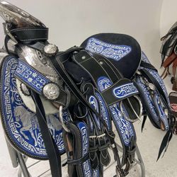 Montura charra súper bordada con Herrage y fuste plateado completo