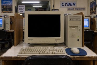 Samsung SyncMaster 501s CRT Monitor with Desktop PC