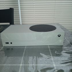 Xbox series s with 3 Controllers 