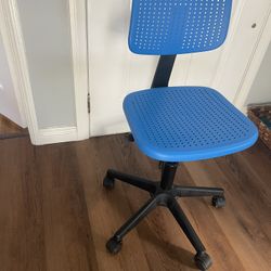 Blue Chair / red I have two
