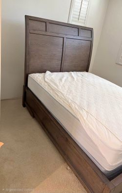 Beautiful Queen Size Bed With Mattress