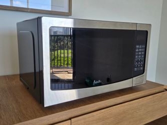 Avanti 1.1 Cu. Ft. Stainless Steel Microwave – 1000W
