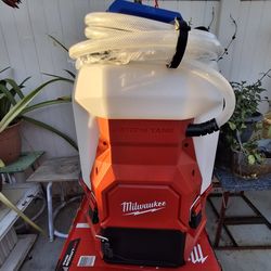 Milwaukee M18 4 Gal. Water Supply Kit W/SWITCH TANK