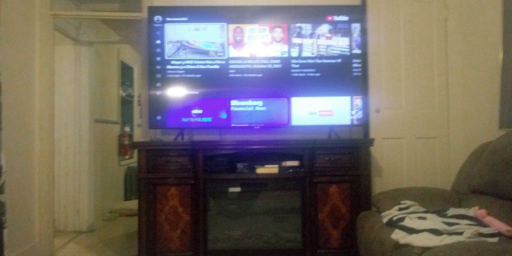 75 INCH. SAMSUNG. 4K SMART TV. WITH FIRE PLACE STAND