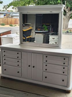 Broyhill Altezza Solid Oak Dresser w/ Lighted Mirror, Hidden Compartment & Jewelry Drawer
