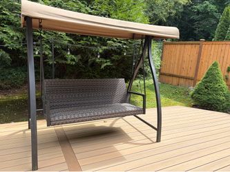 Outdoor Patio Canopy Swing Chair – Excellent Condition.
