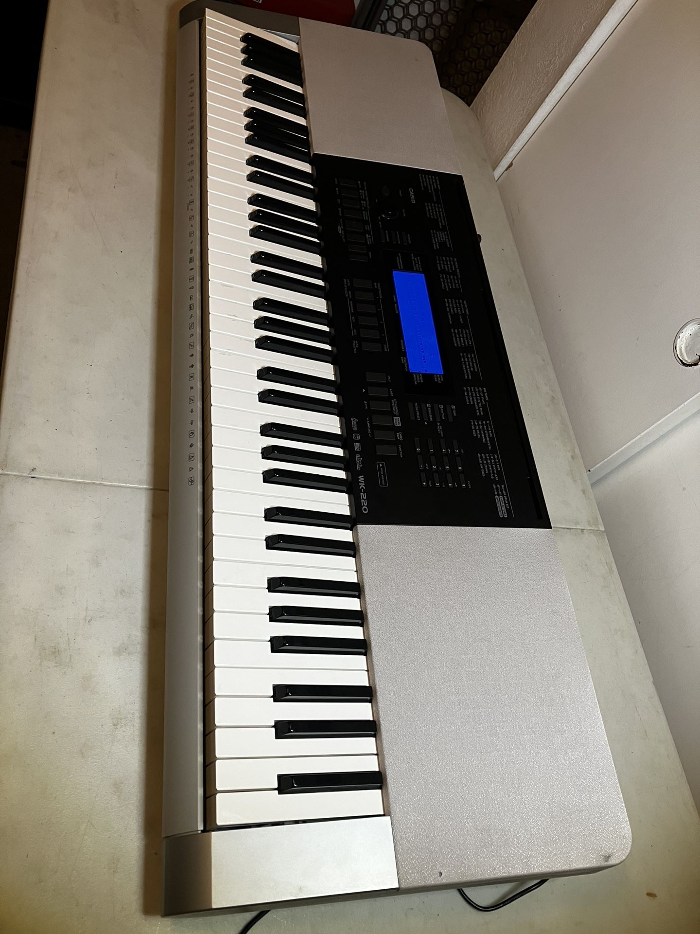 Casio WK 220 Electric Piano w/ power Supply & Stand Portable Electronic Keyboard   Good condition, as pictured, has power cord included but can run on