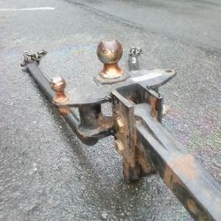 Weight distribution hitch